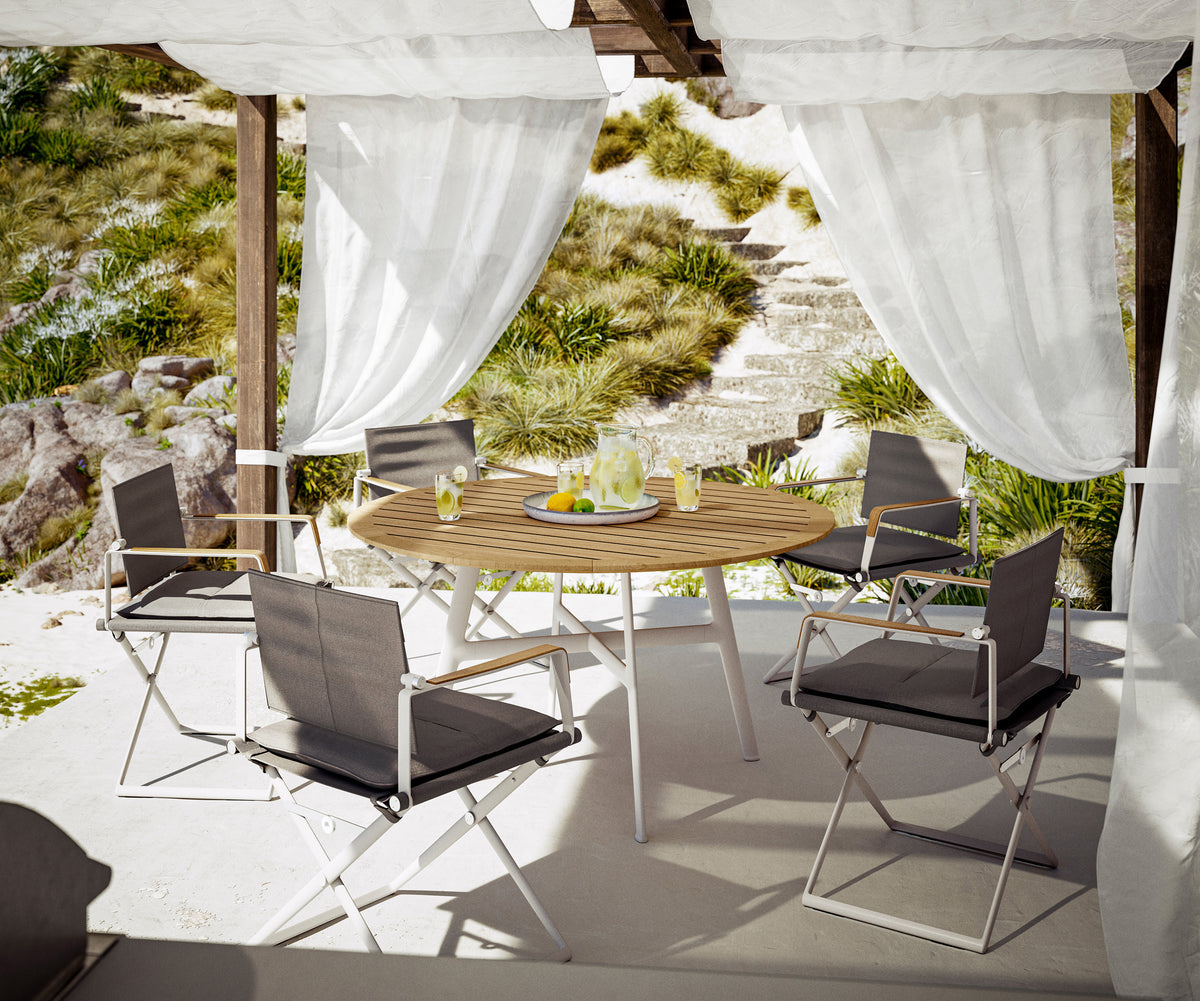 Folding outdoor armchair with marine plywood arms and powder-coated aluminum frame – Casa Design Group