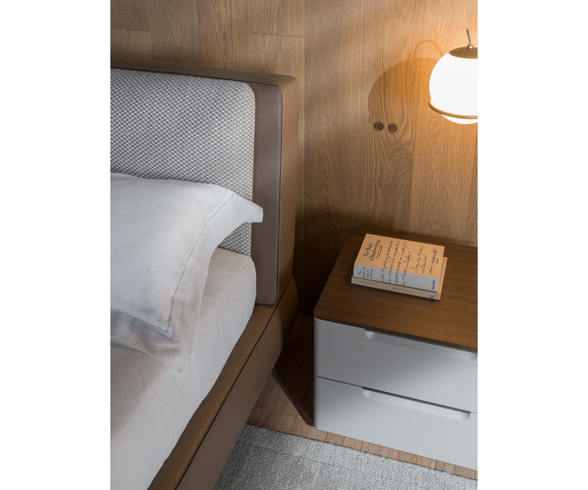 Luxury 7070 Nightstand by Rodolfo Dordoni for Molteni&C | High-End Bedside Table | Casa Design Group