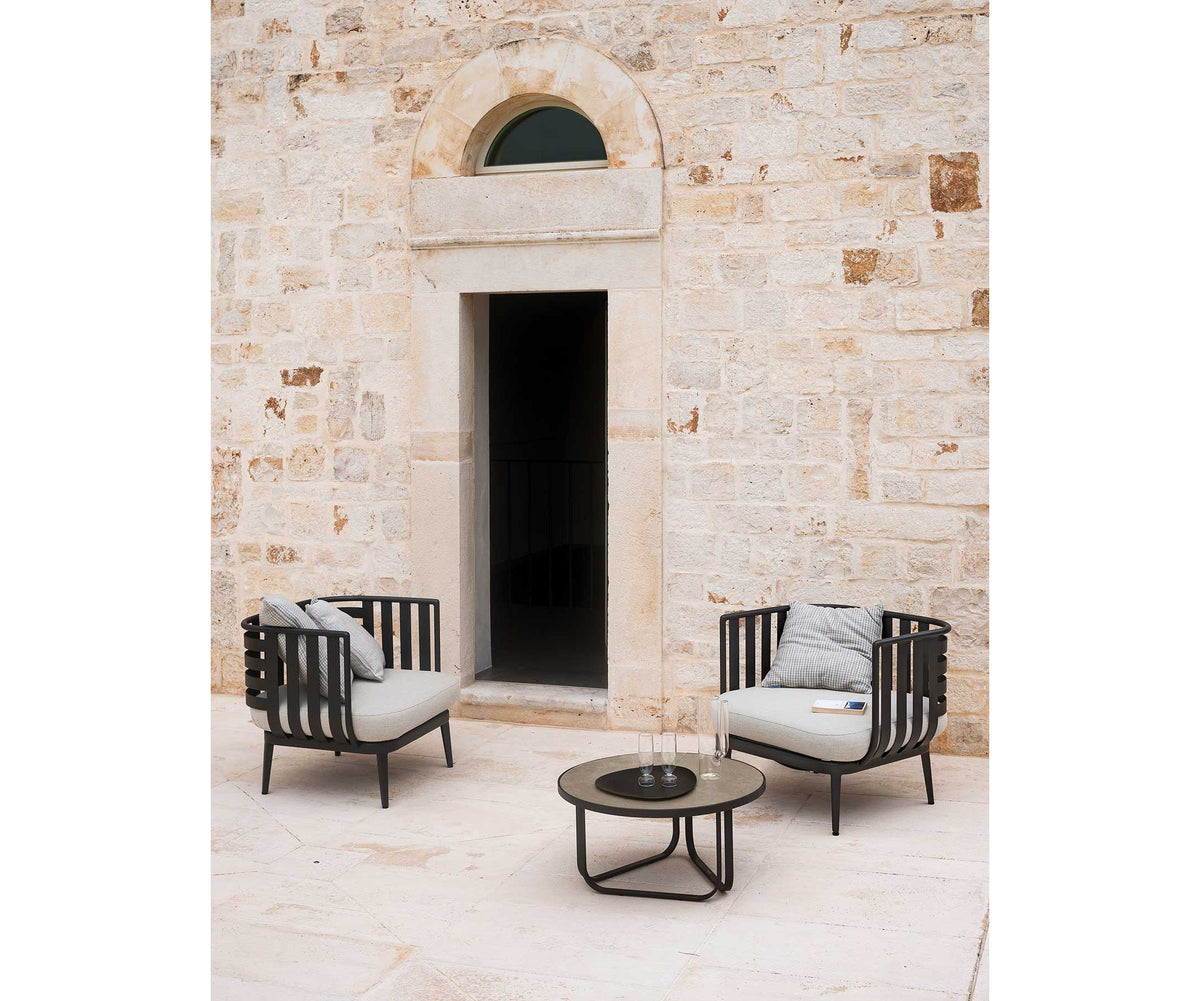 Modern Thea 001 Lounge Chair by RODA with Aluminium Frame for Comfortable Outdoor Seating | Casa Design Group