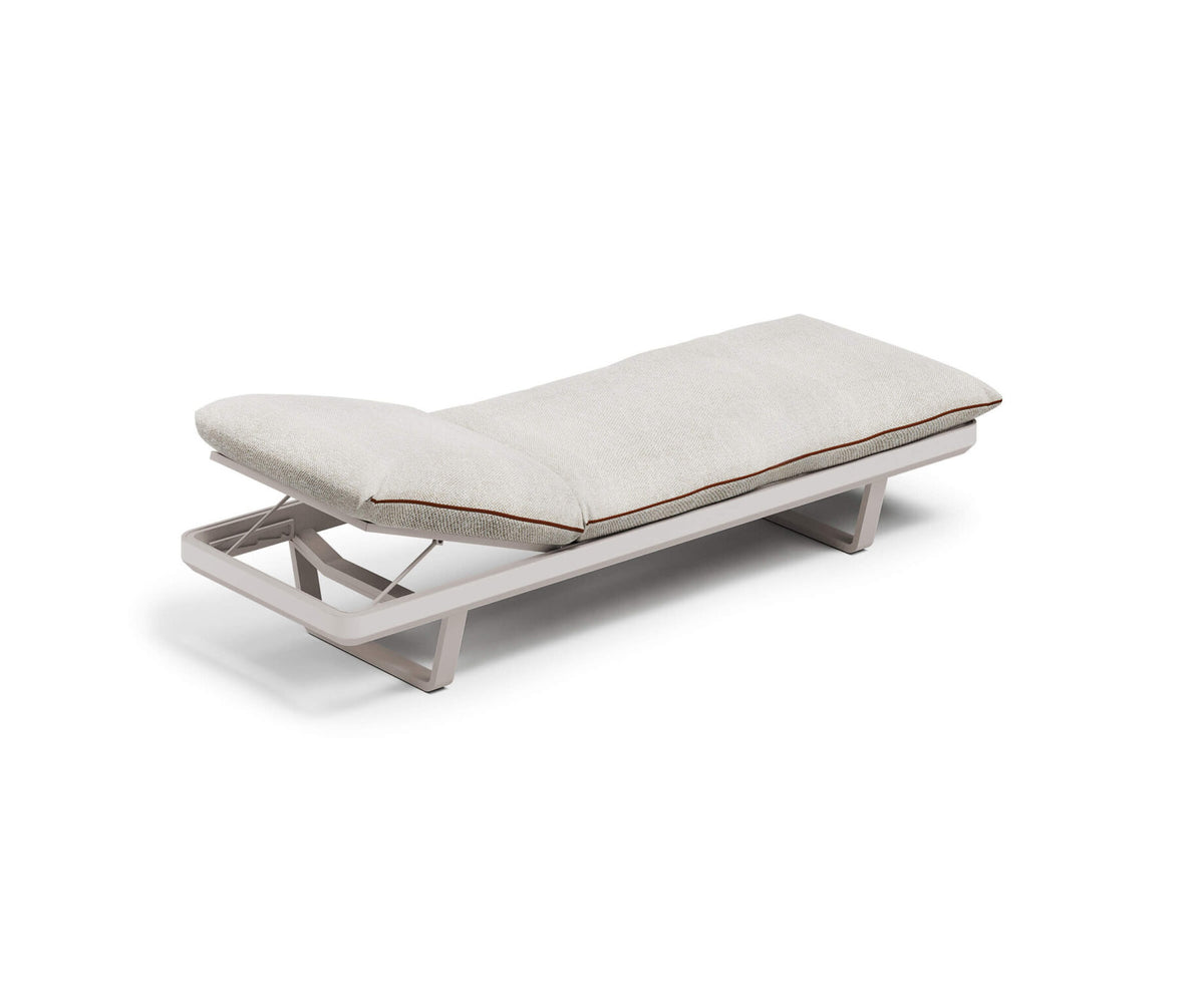Modern Venice Outdoor Lounger with Aluminum Frame Casa Design Group
