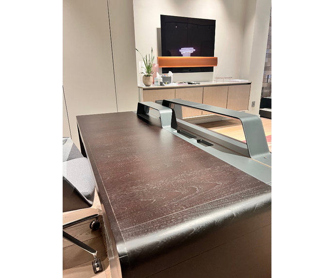 Alma Desk by Giorgetti