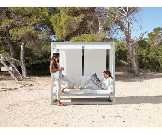 High end Tres Al Fresco Sofa by Gandia Blasco Casa Design