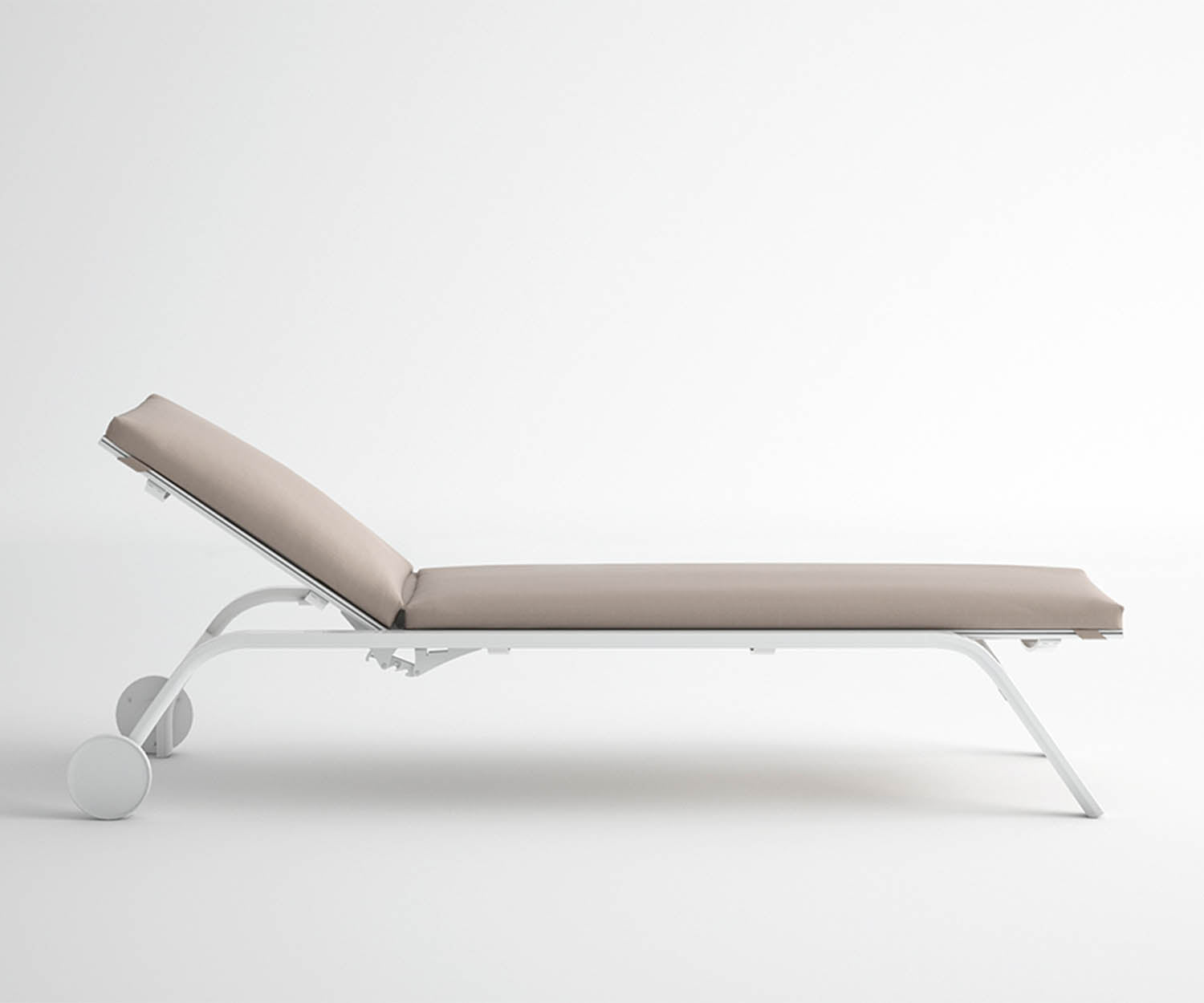 High end Stack Chaise Lounge with Wheels by Gandia Blasco Casa Design