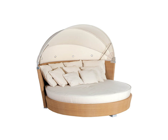 High end Romantic Sunbed by Point 1920 Casa Design