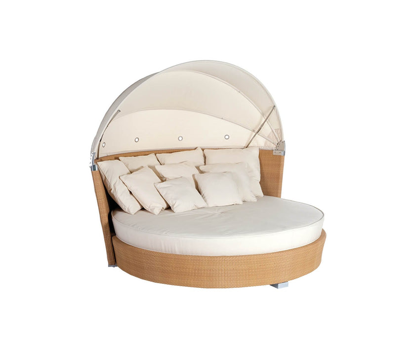 High end Romantic Sunbed by Point 1920 Casa Design