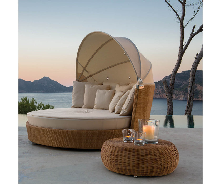 High end Romantic Sunbed by Point 1920 Casa Design