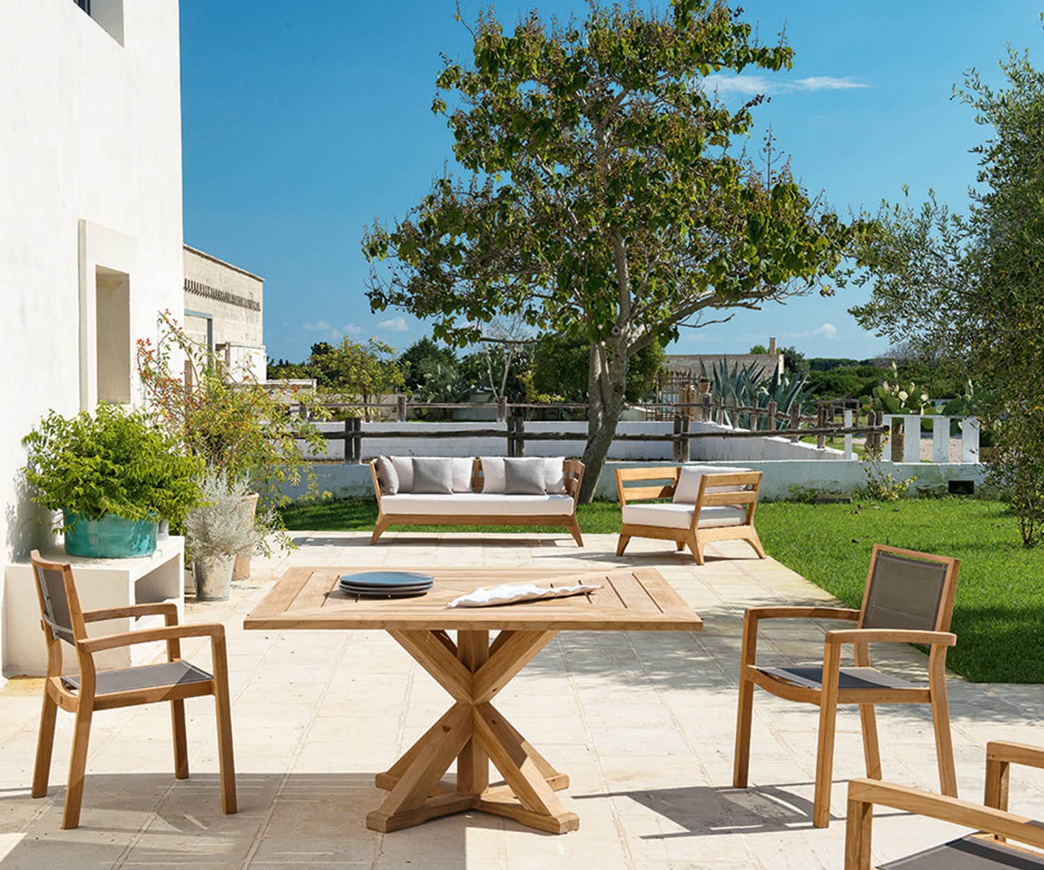 High end Cronos Square Dining Table by Ethimo Casa Design