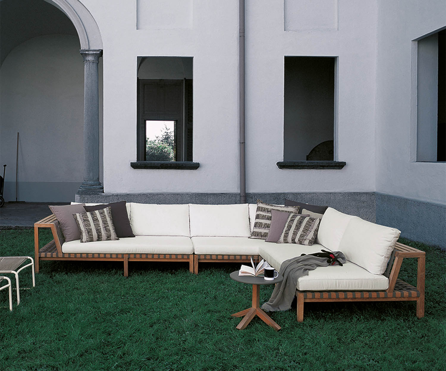 Root 45 Side Table Roda