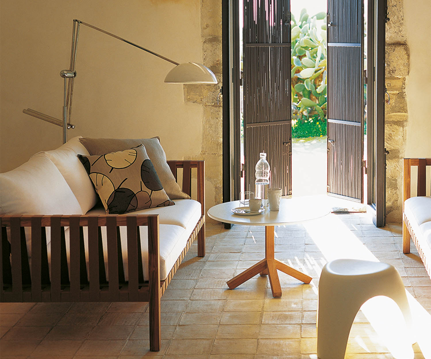 Root 46 Side Table Roda