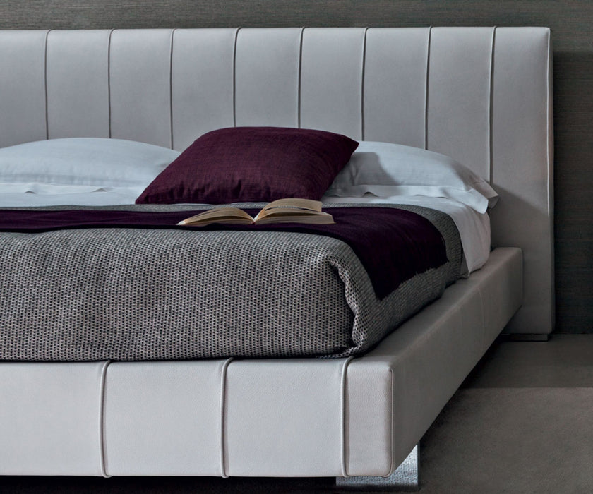 High End High-Wave Bed by Molteni&C Casa Design Group