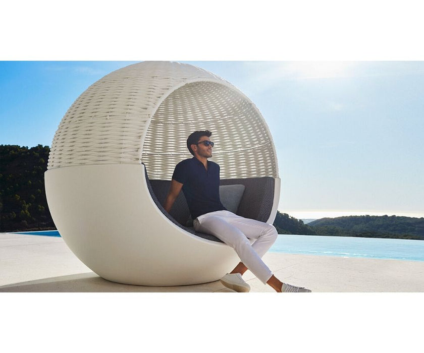High end Ulm Moon Daybed With Woven Rope Parasol by Vondom Casa Design
