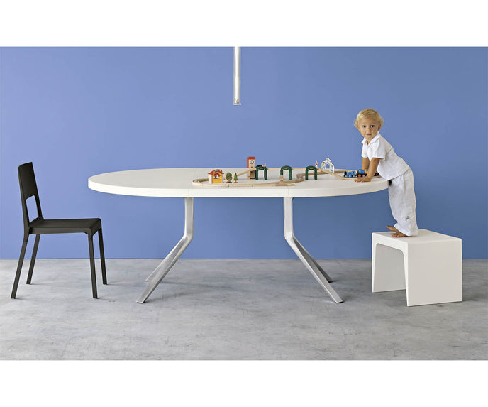 High end Oops Dining Table by Kristalia Casa Design