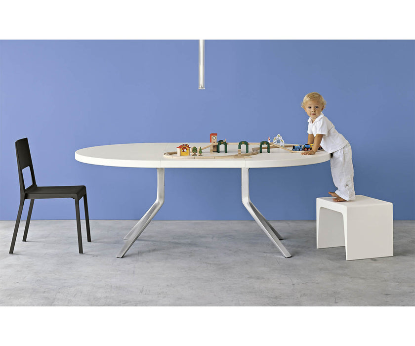 High end Oops Dining Table by Kristalia Casa Design