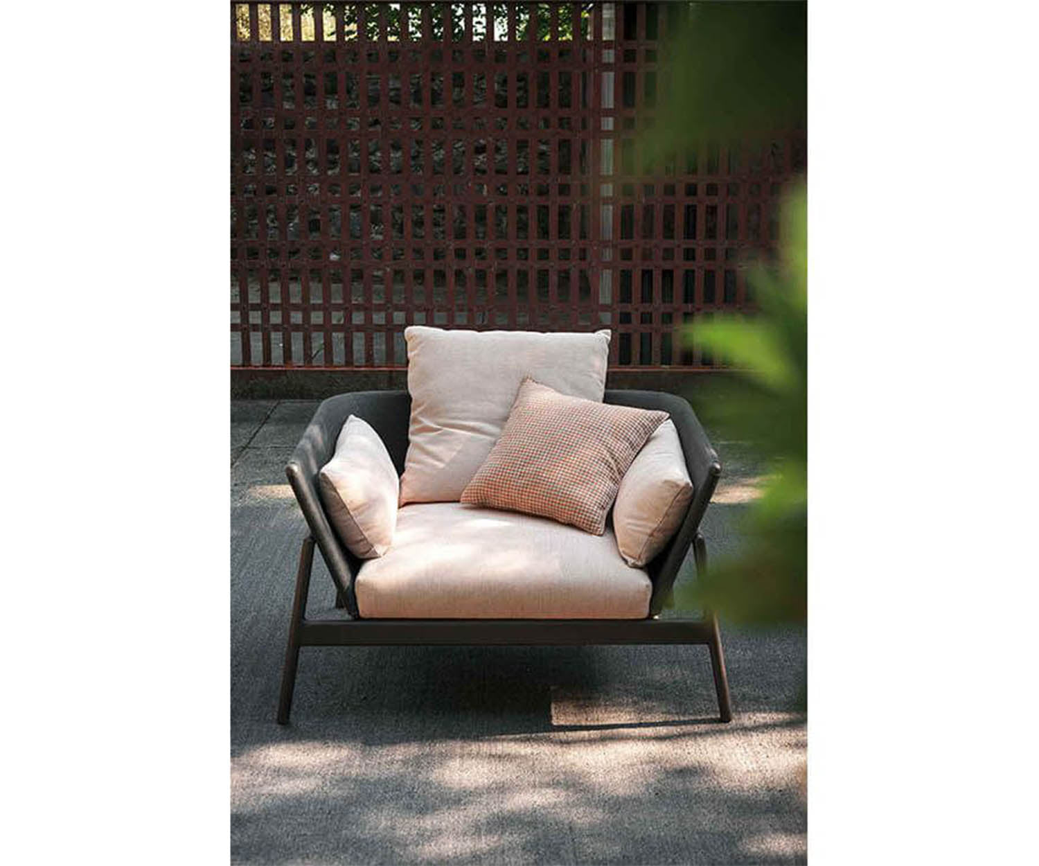 Sleek Piper 001 Outdoor Lounge Chair by Roda | Casa Design Group