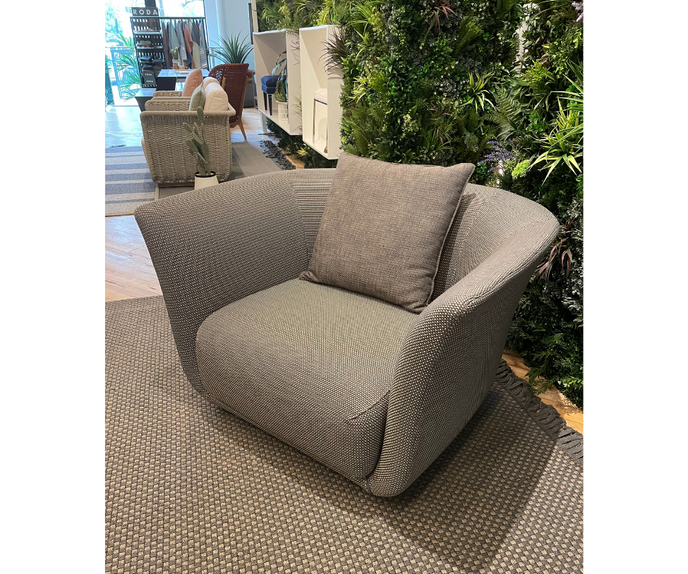 Suave Outdoor Lounge Chair