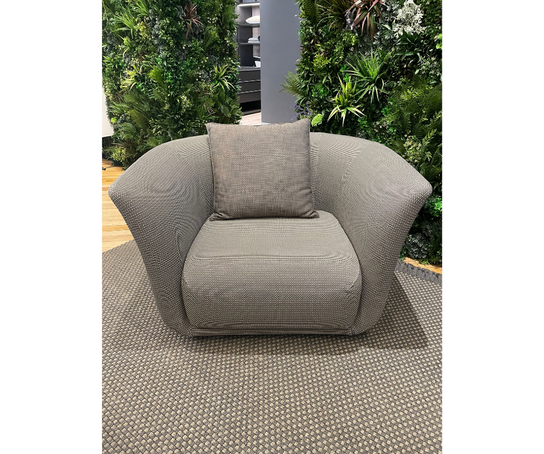 Suave Outdoor Lounge Chair